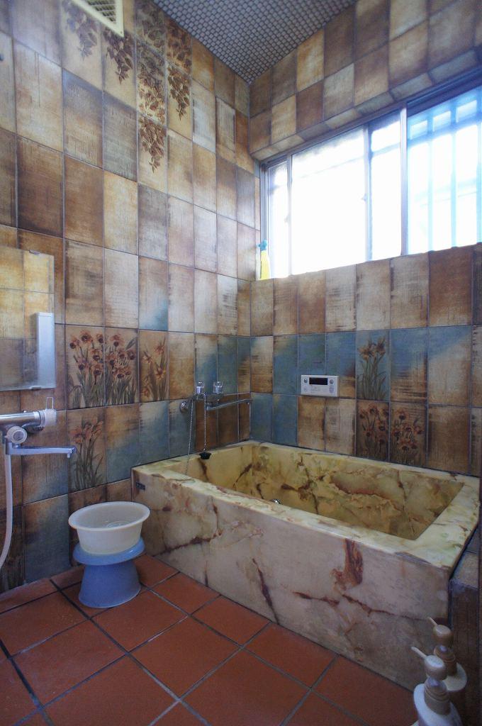 Bathroom. Local (11 May 2013) Shooting, A luxurious bathroom of marble, I am happy because the reheating function also. Because there is a window, It is also good ventilation.