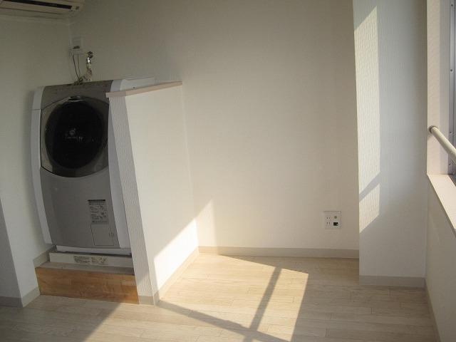 Wash basin, toilet. Company housing (1) washing machine Storage