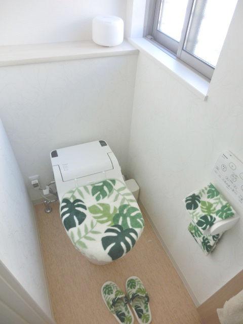 Toilet. It is a tankless water-saving toilets!