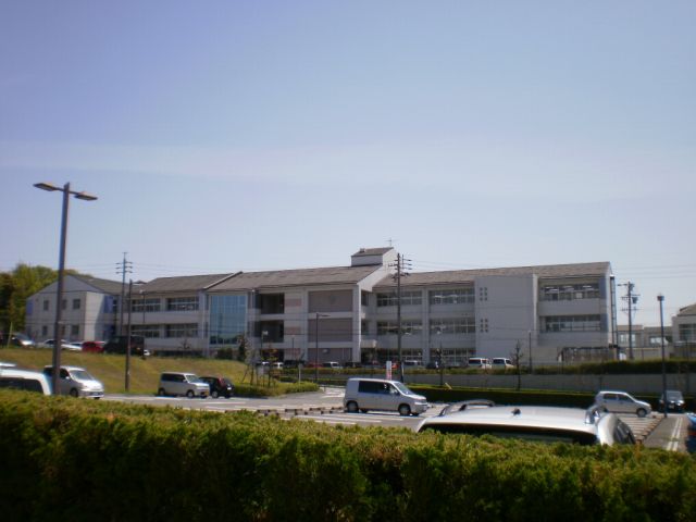 Primary school. Municipal Kaguyama up to elementary school (elementary school) 377m