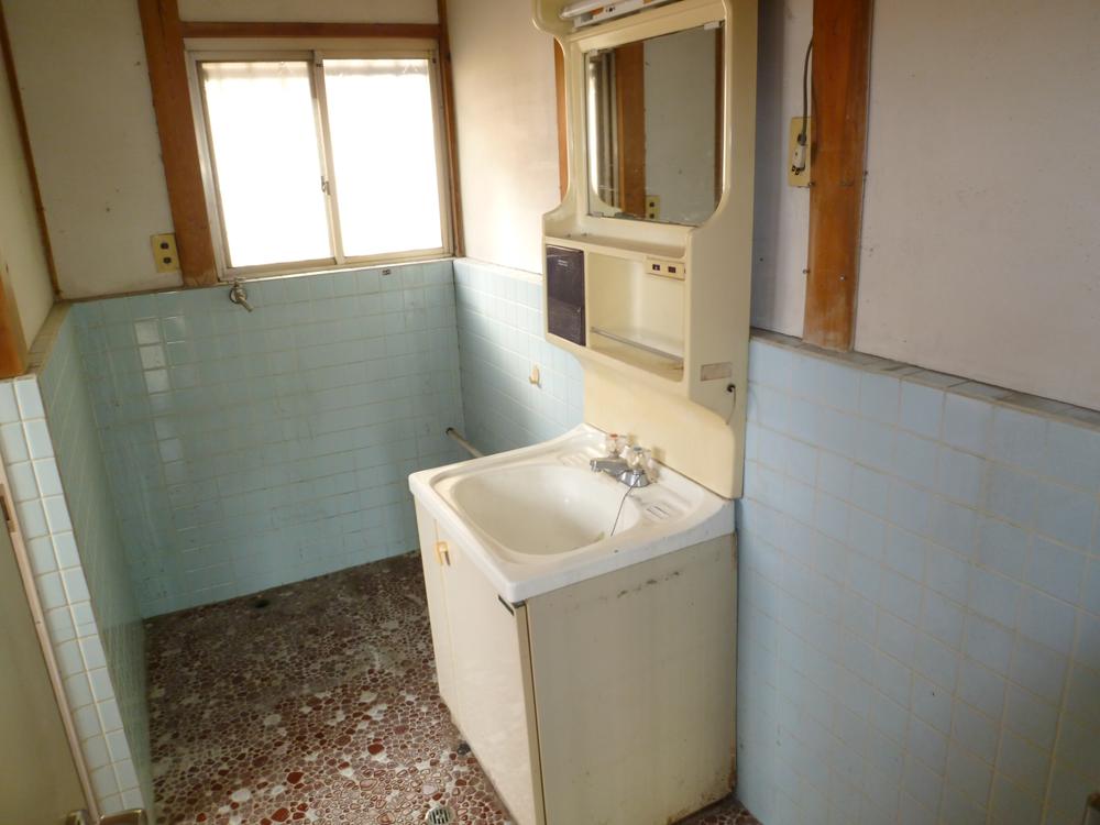 Wash basin, toilet. Indoor (12 May 2013) Shooting