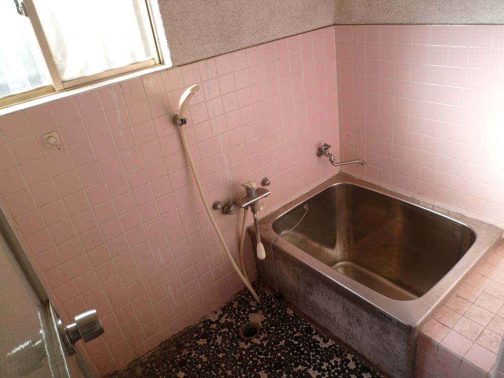 Bathroom. Indoor (12 May 2013) Shooting