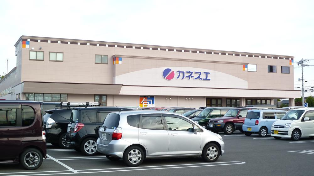 Supermarket. Kanesue to large shops 1068m