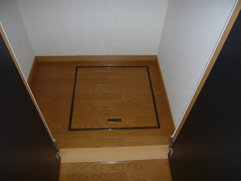 Receipt. With under-floor storage.
