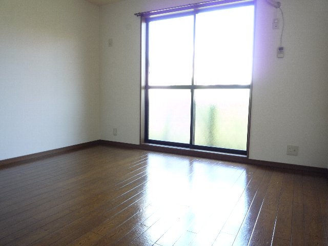 Living and room. Bright room is spacious 8 pledge