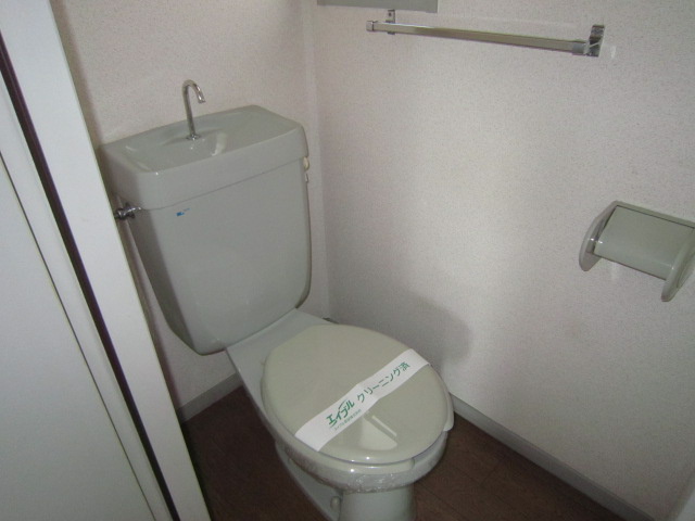 Toilet. Of course, Western-style washing. 
