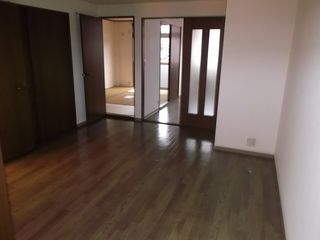 Living and room. It is LDK.