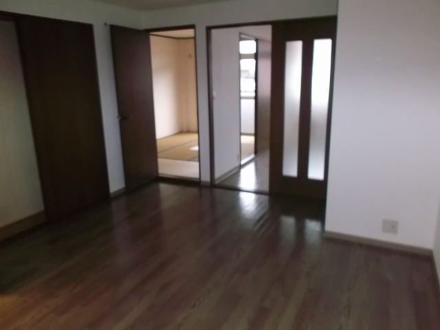 Living and room. LDK is (2).