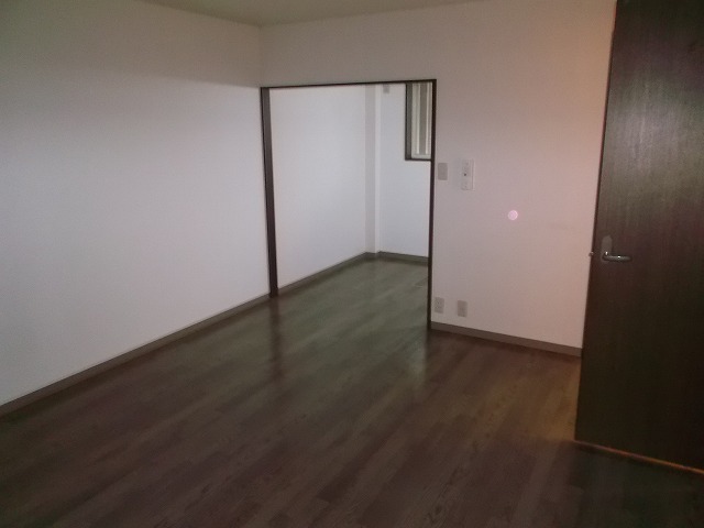 Living and room. LDK is (3).