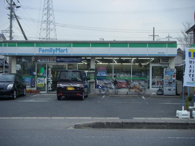 Convenience store. 520m to Family Mart (convenience store)