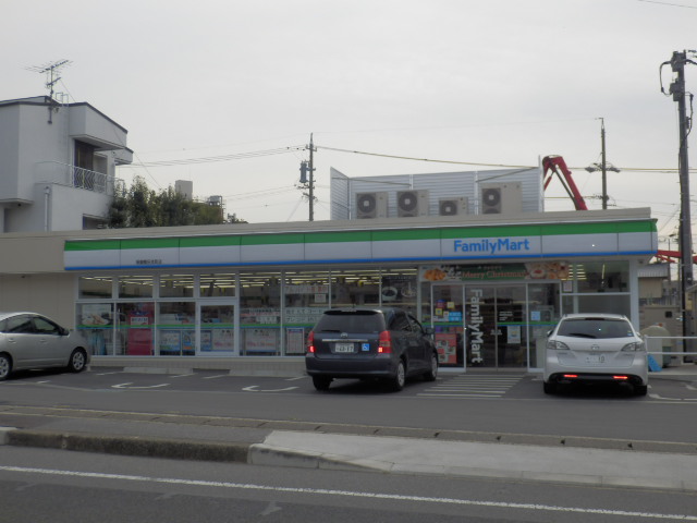 Convenience store. 530m to Family Mart (convenience store)