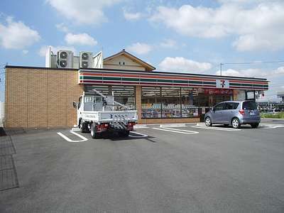Convenience store. 380m to Seven-Eleven (convenience store)