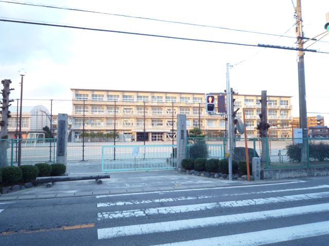 Primary school. 1100m until the Municipal Rokutsubi north elementary school (elementary school)