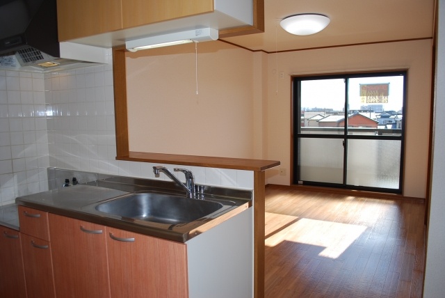 Kitchen. A popular counter kitchen, It also impetus conversation of family