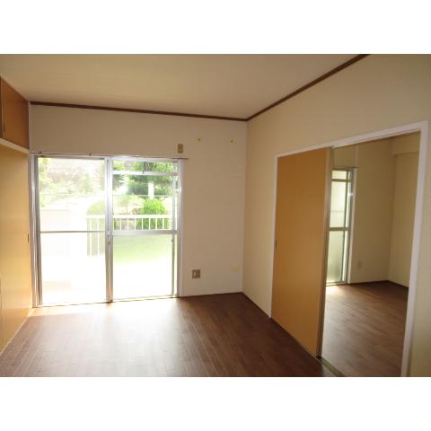 Living and room. It was this renovation to all rooms Western-style.