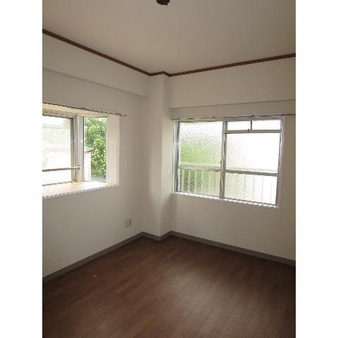 Other room space. North Western-style is also very bright in the two-sided lighting.