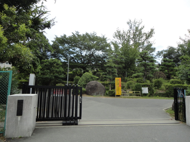 Junior high school. 794m to Okazaki City hollyhock junior high school (junior high school)