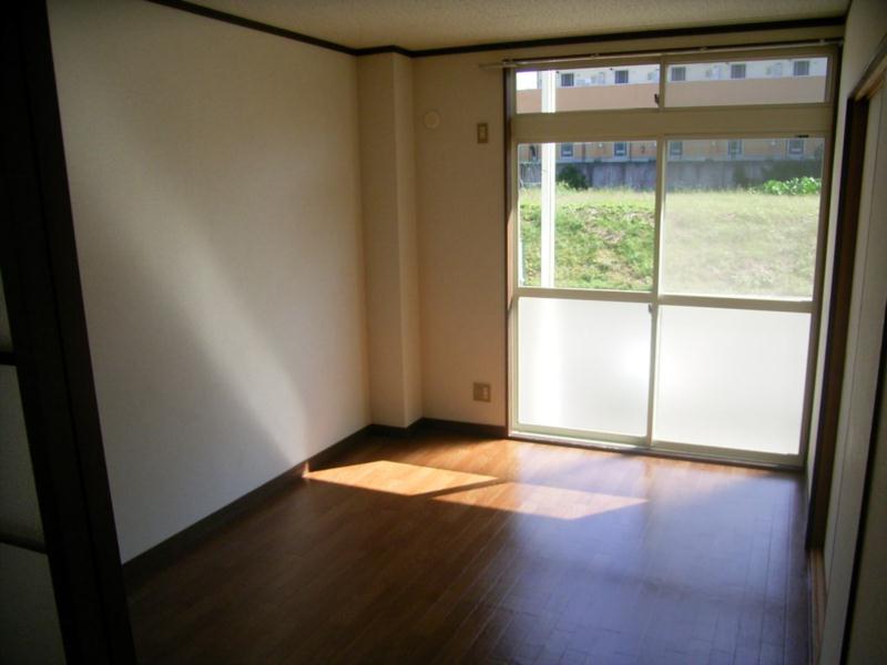 Living and room. Western is.