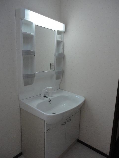 Wash basin, toilet. Indoor (08 May 2013) Shooting