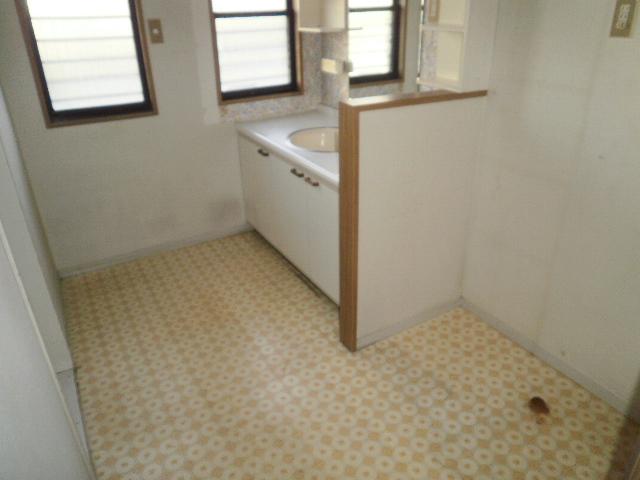 Wash basin, toilet. Interior