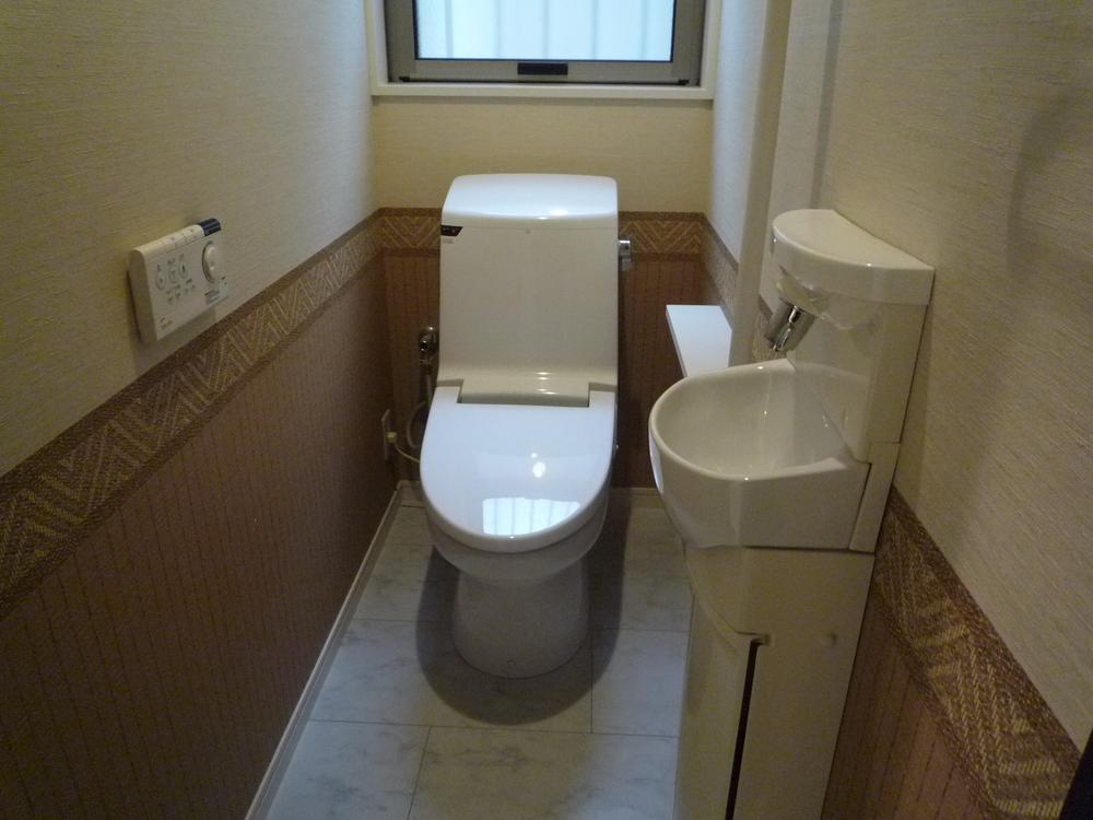Toilet. Indoor (12 May 2013) Shooting