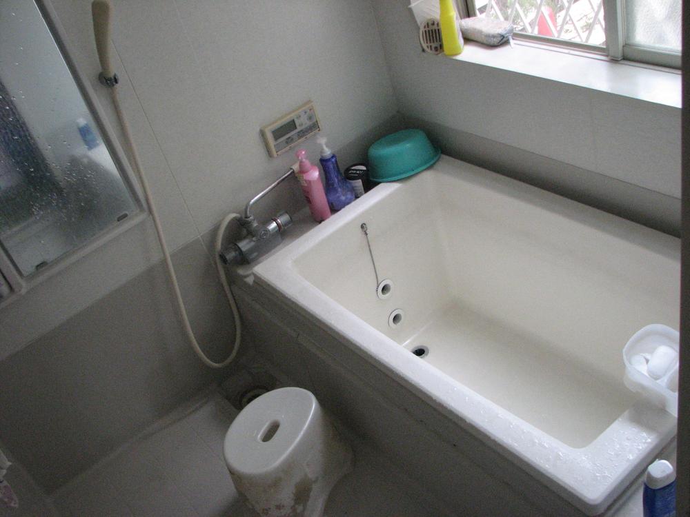 Bathroom. Indoor (12 May 2013) Shooting