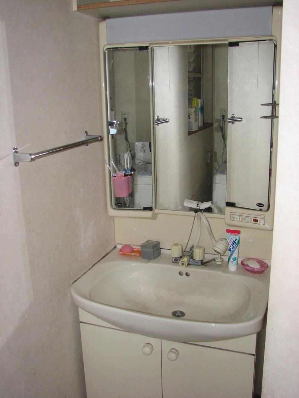 Wash basin, toilet. Indoor (12 May 2013) Shooting