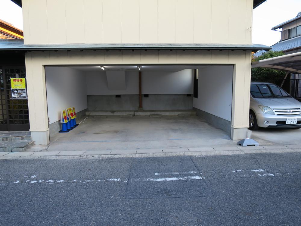 Parking lot. It opens in the electric shutter