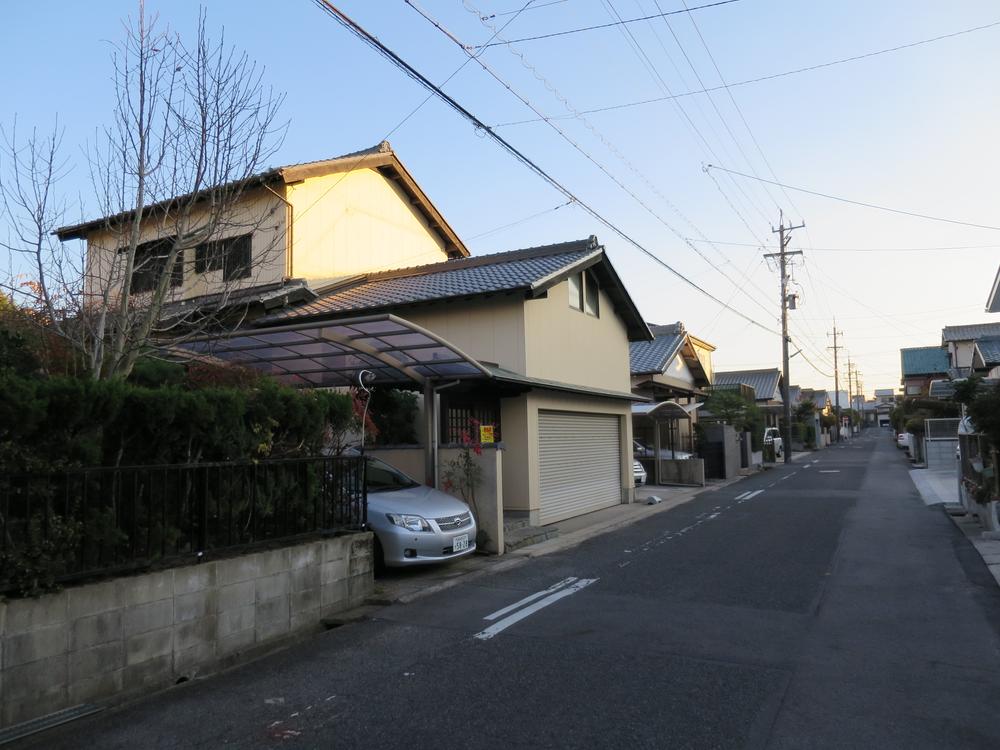 Local photos, including front road. Overlooking the building from the front road north