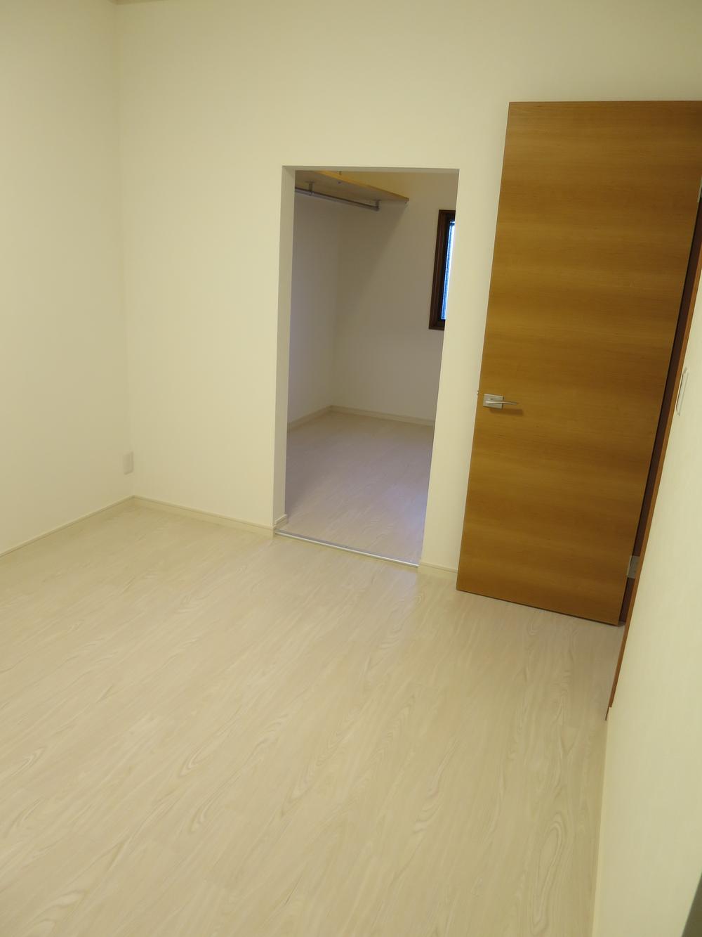 Non-living room. Is on the second floor of the master bedroom there is a walk-in closet