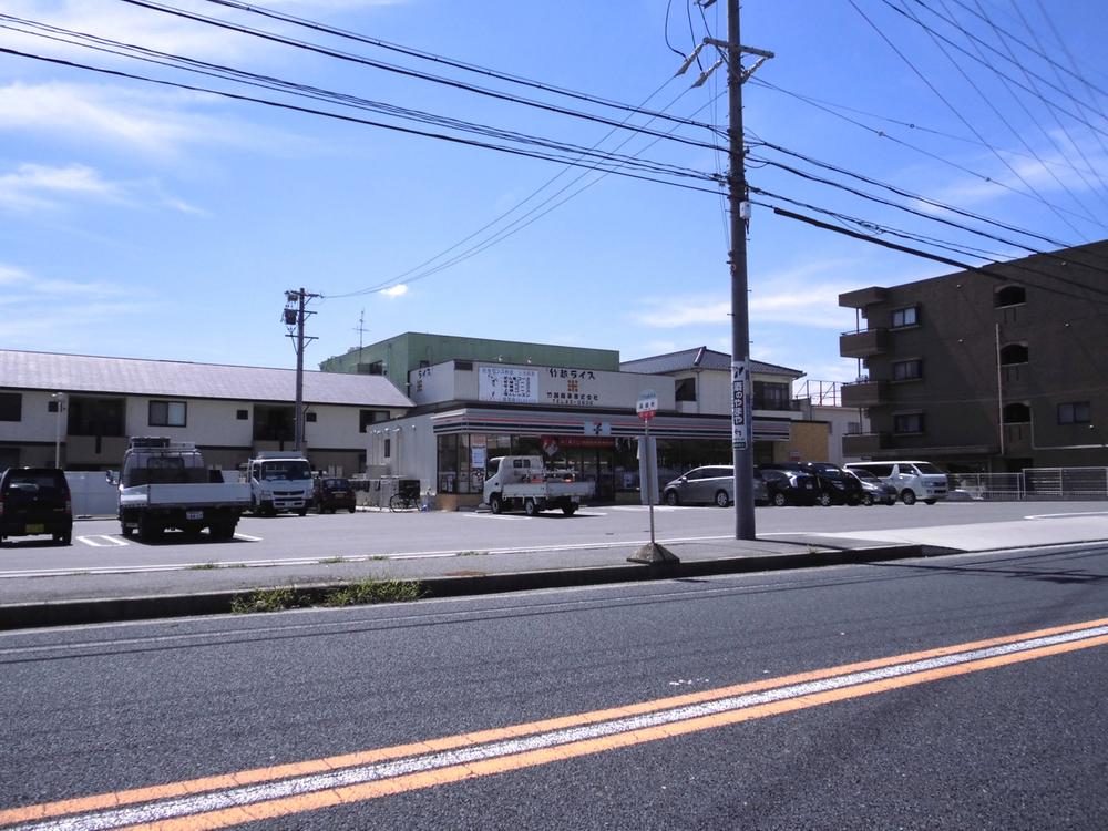 Convenience store. 270m to Seven-Eleven