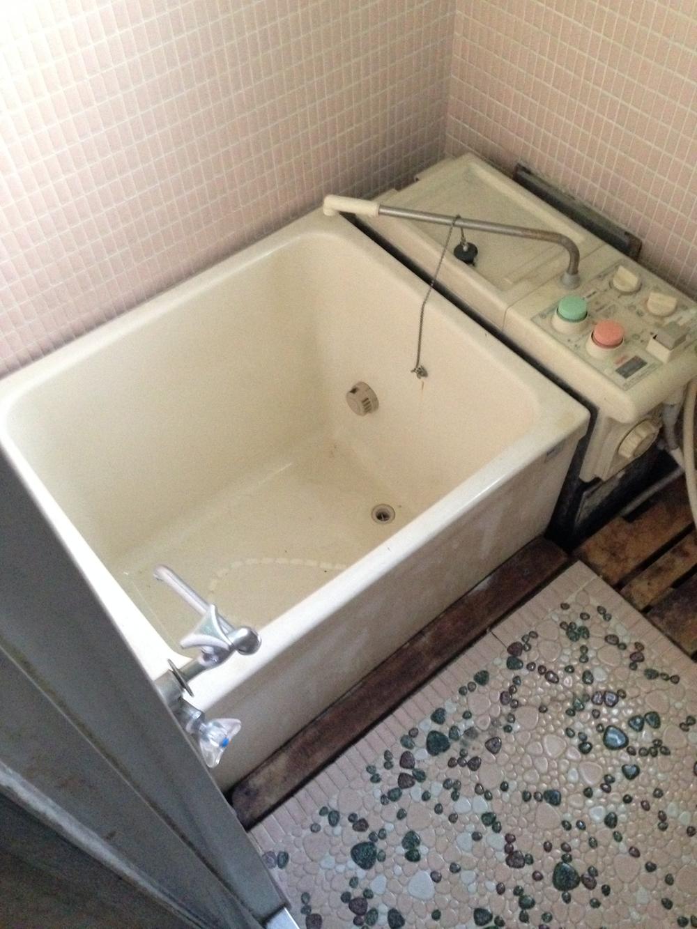 Bathroom. Indoor (12 May 2013) Shooting