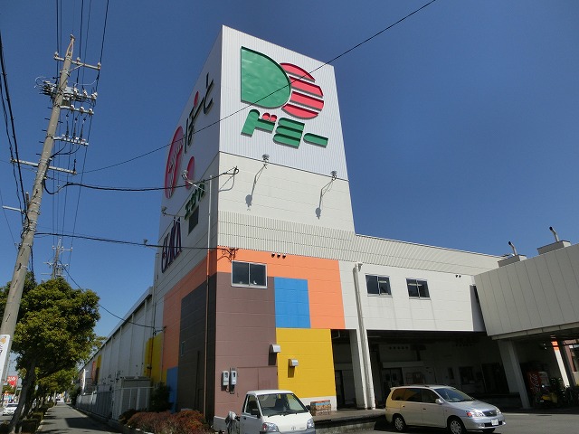 Shopping centre. T port to the (shopping center) 905m