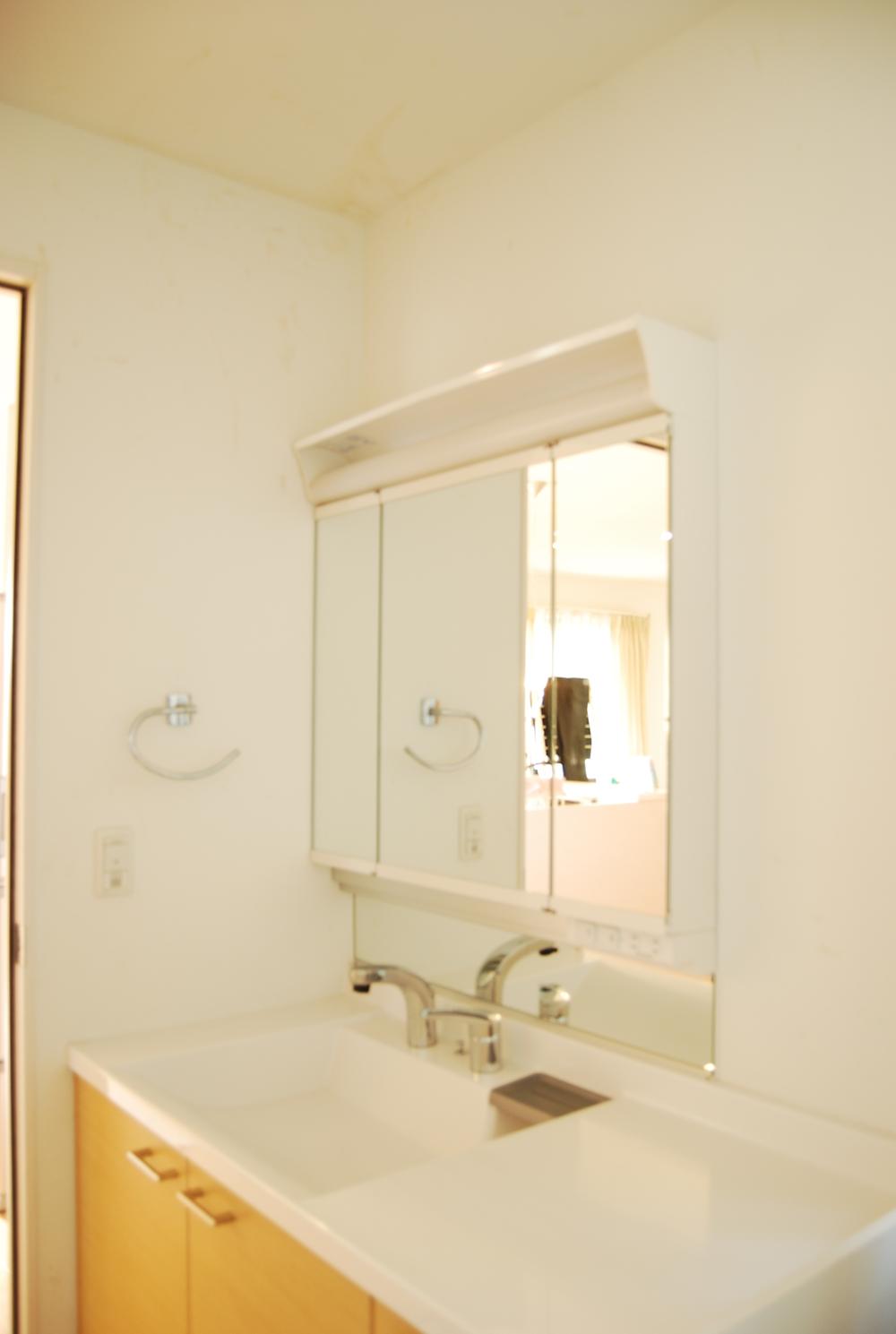 Wash basin, toilet. Indoor (11 May 2013) Shooting