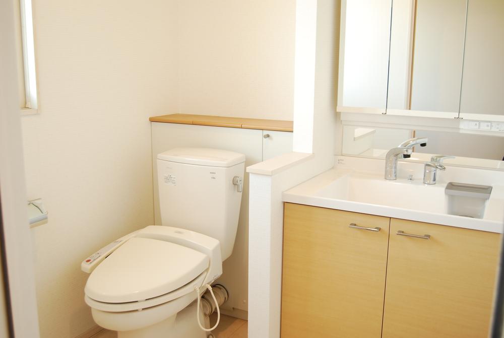 Wash basin, toilet. Indoor (11 May 2013) Shooting