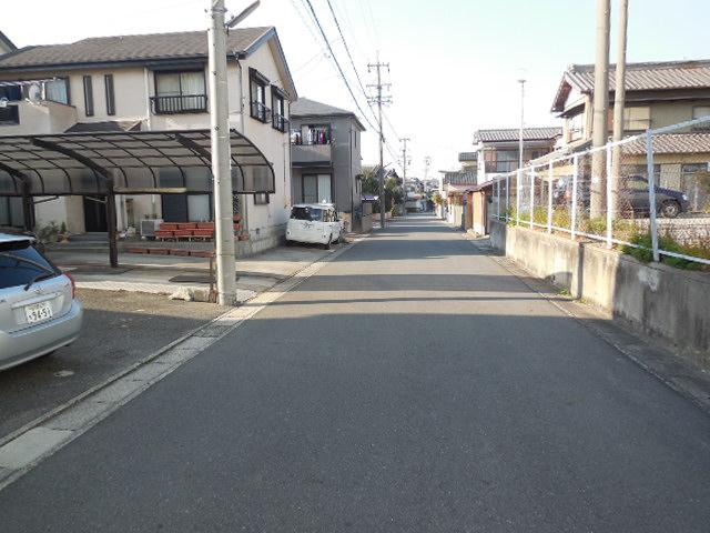 Local photos, including front road. Local (11 May 2013) Shooting