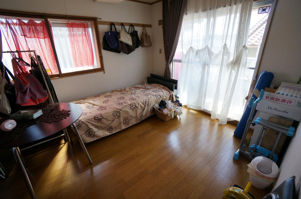 Non-living room. Second floor