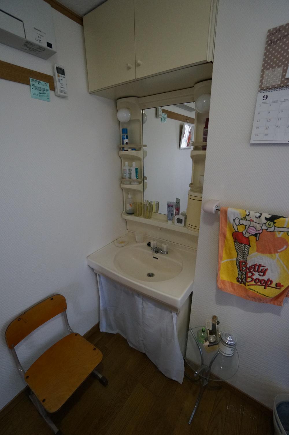 Wash basin, toilet. Second floor