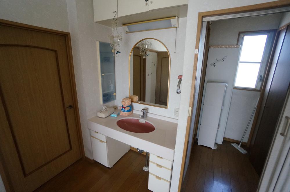 Wash basin, toilet. 3rd floor