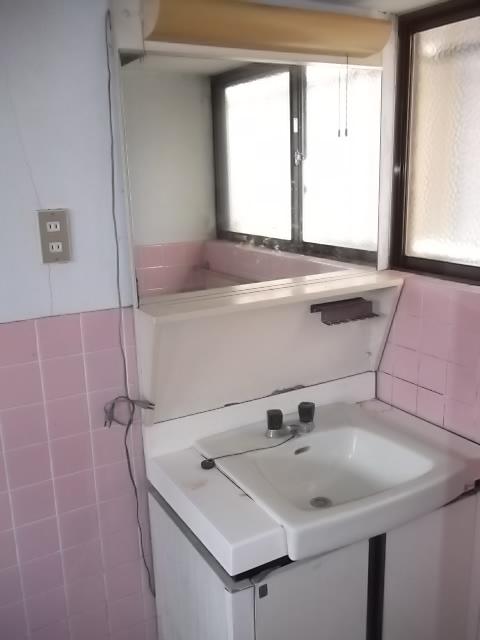 Wash basin, toilet. First floor basin
