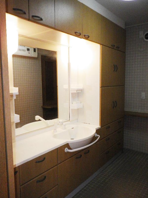 Wash basin, toilet. Wash