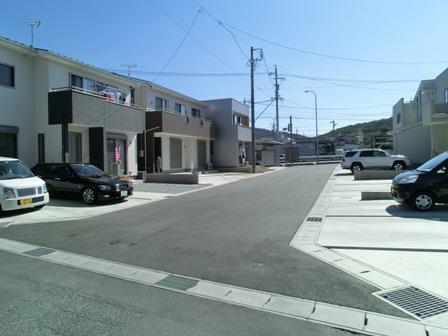 Local photos, including front road. Front road 5m.