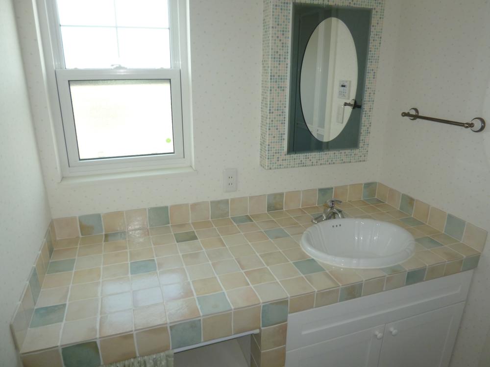 Wash basin, toilet. Large wash basin, which has been neatly used! !