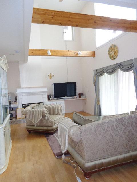 Living. A vaulted ceiling living