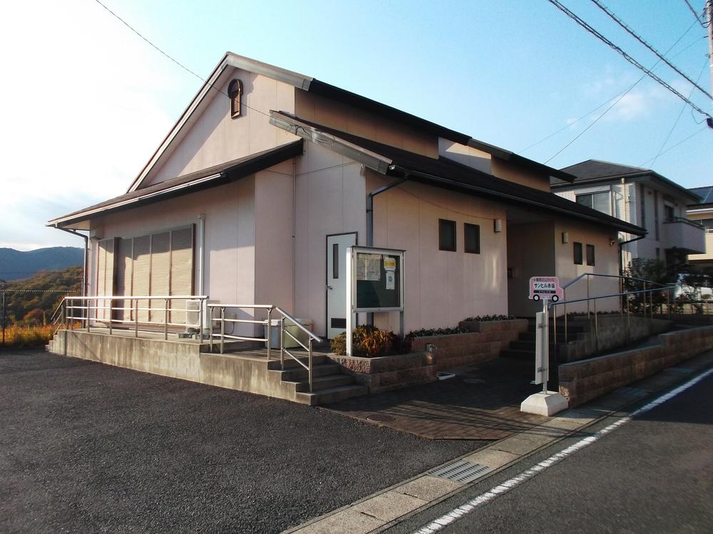 Other. A 5-minute walk from the meeting room (about 400m)