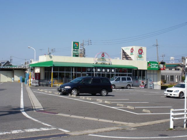 Supermarket. 250m to the apron (super)