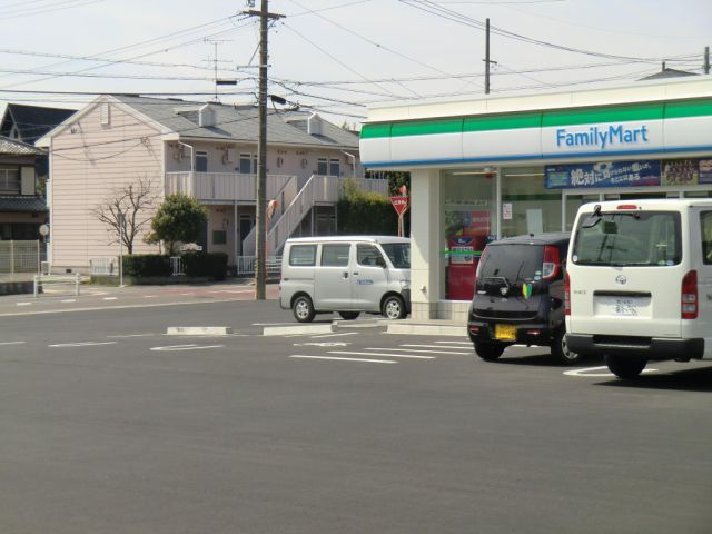 Convenience store. Family Mart (convenience store) up to 100m