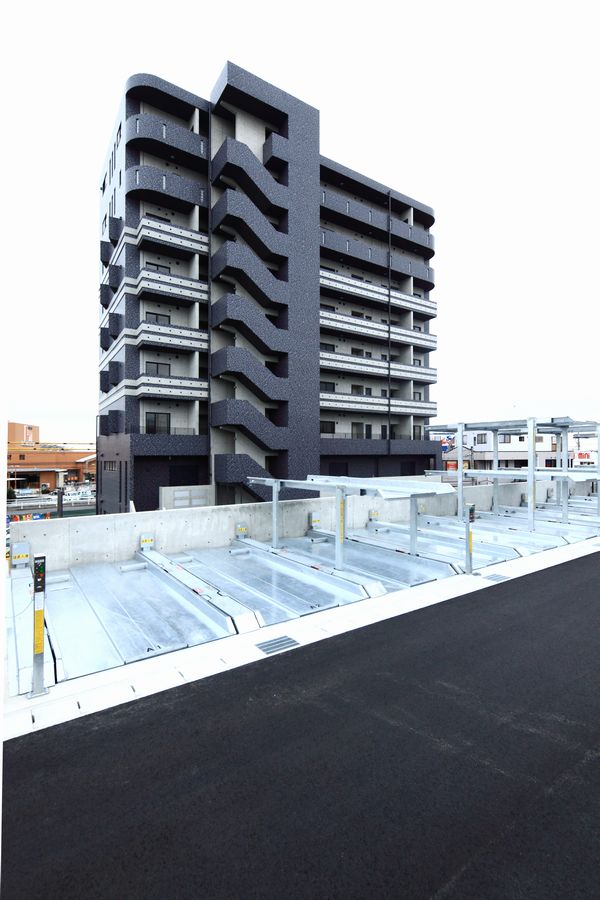 Parking lot. There is three-stage mechanical parking. Lower the crime prevention measures possible. (Flat owner)