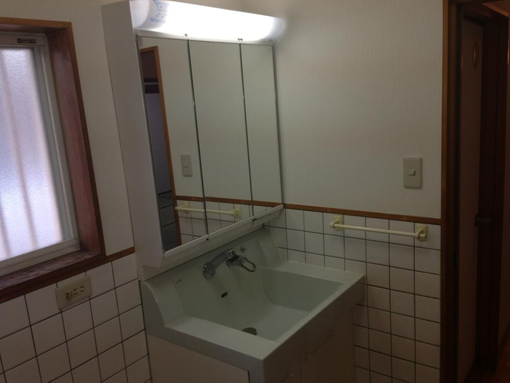 Wash basin, toilet. Local (September 2013) Shooting