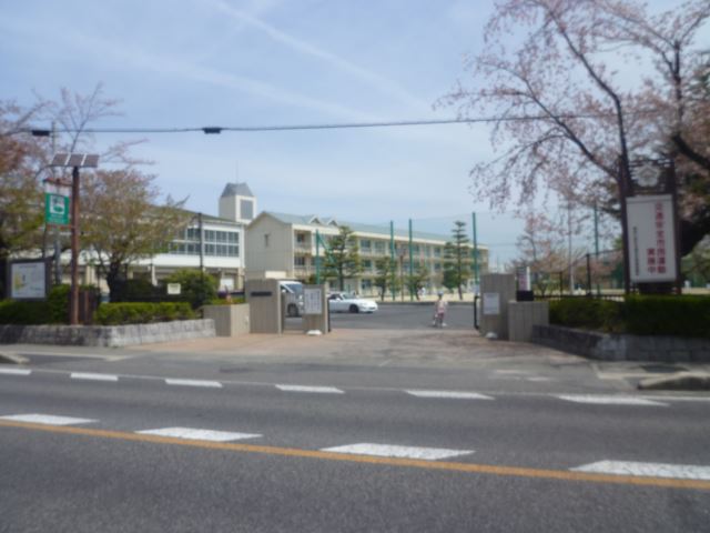 Primary school. Municipal Koromo up to elementary school (elementary school) 830m
